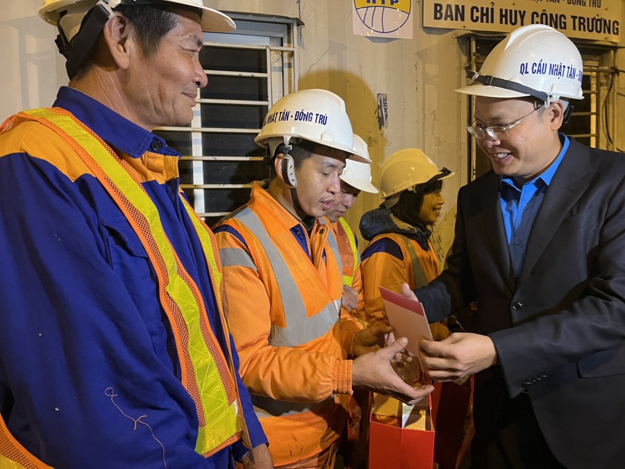 Chủ tịch LĐLĐ TP Phạm Quang Thanh thăm, tặng quà động viên công nhân đang thi công tại công trường