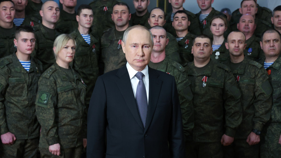 Bài phát biểu mừung năm mới 2023 của Tổng thống Nga Putin được quay trước các quân nhân Nga tại trụ sở quân khu phía Nam, thay vì trước Điện Kremlin như thường lệ. Ảnh: TASS