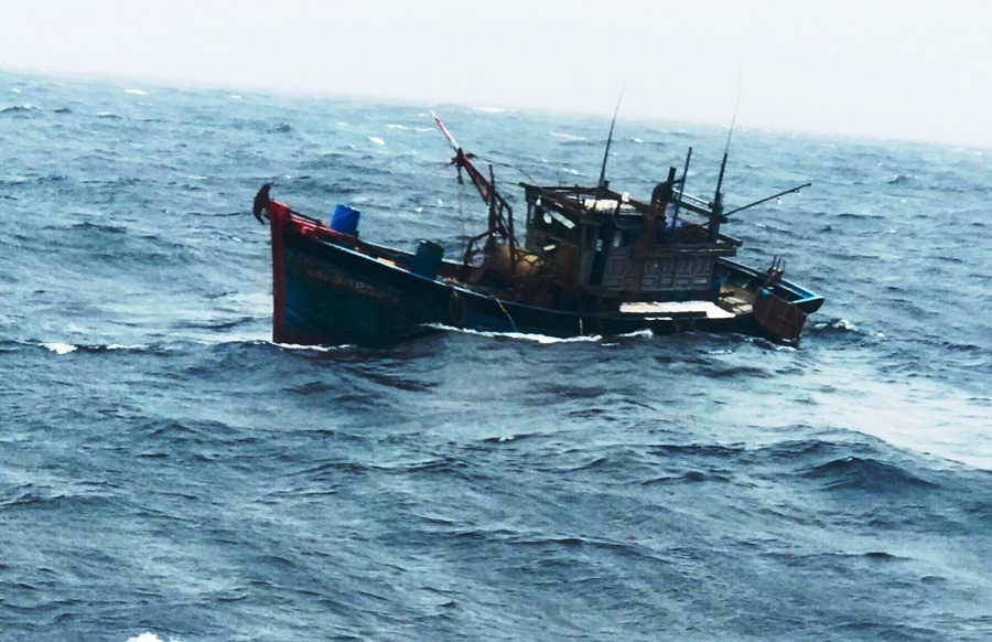 Tàu cá bị phá nước và chìm khi đang cách Nha Trang khoảng 80 hải lý.(ảnh minh họa)