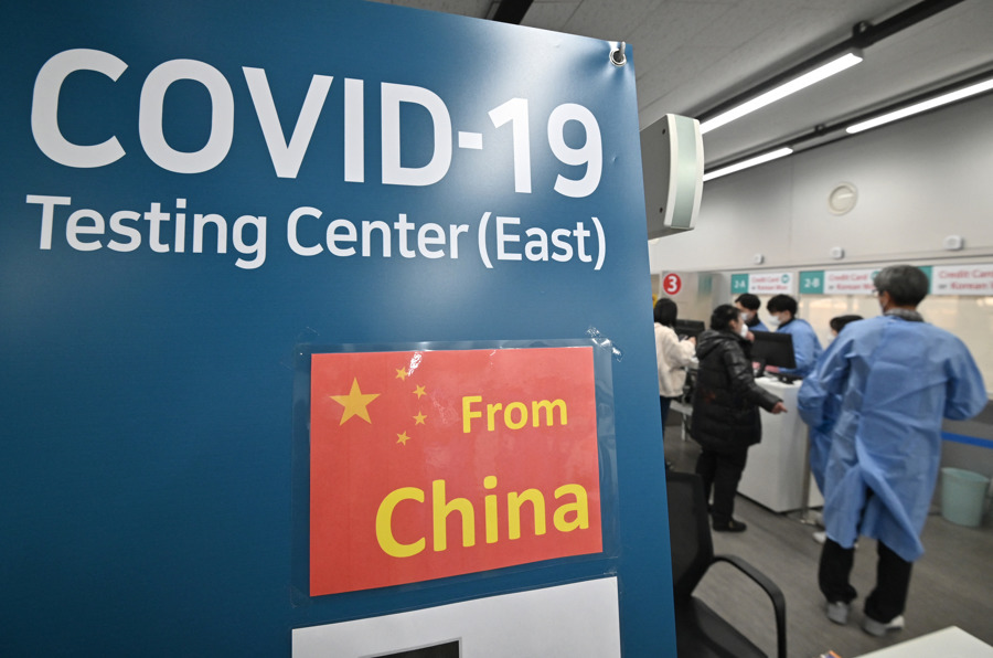 Tại một trung tâm xét nghiệm Covid-19 dành cho khách đến từ Trung Quốc ở Sân bay Quốc tế Incheon, phía Tây Seoul, ngày 3/1/2023. Ảnh: AFP