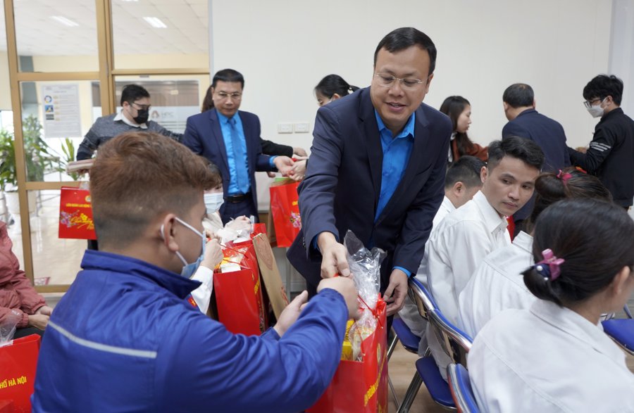 Chủ tịch LĐLĐ TP Hà Nội Phạm Quang Thanh tặng quà, chúc Tết công nhân Công ty Cổ phần Nhựa Hà Nội