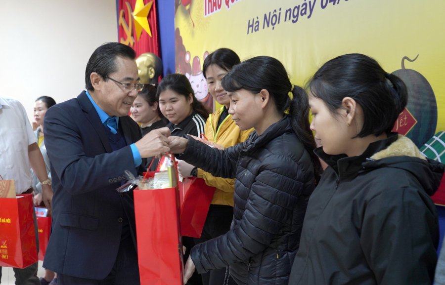 Phó Chủ tịch LĐLĐ TP Hà Nội Nguyễn Chính Hữu tặng quà Tết cho người lao động ngành dệt may