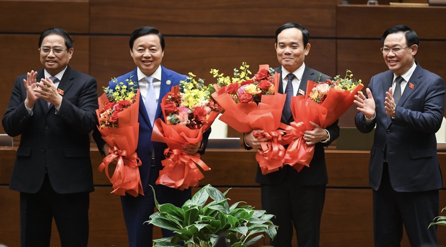 Thủ tướng Chính phủ Phạm Minh Chính và Chủ tịch Quốc hội Vương Đình Huệ tặng hoa chúc mừng 2 tân Phó Thủ tướng Trần Hồng Hà, Trần Lưu Quang