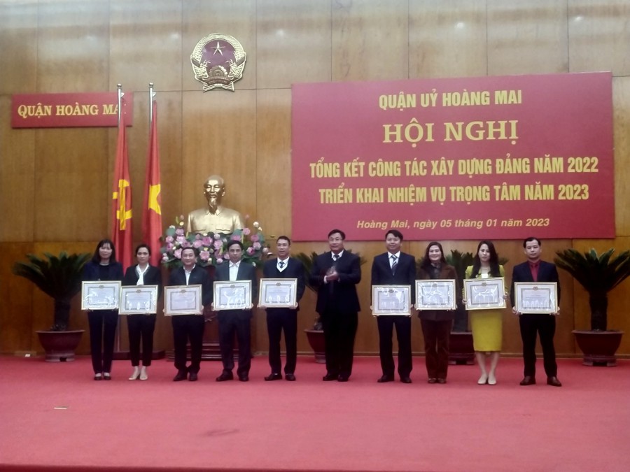 Bí thư Quận ủy Nguyễn Quang Hiếu tặng Giấy khen cho các tổ chức cơ sở đảng có thành tích năm 2022.