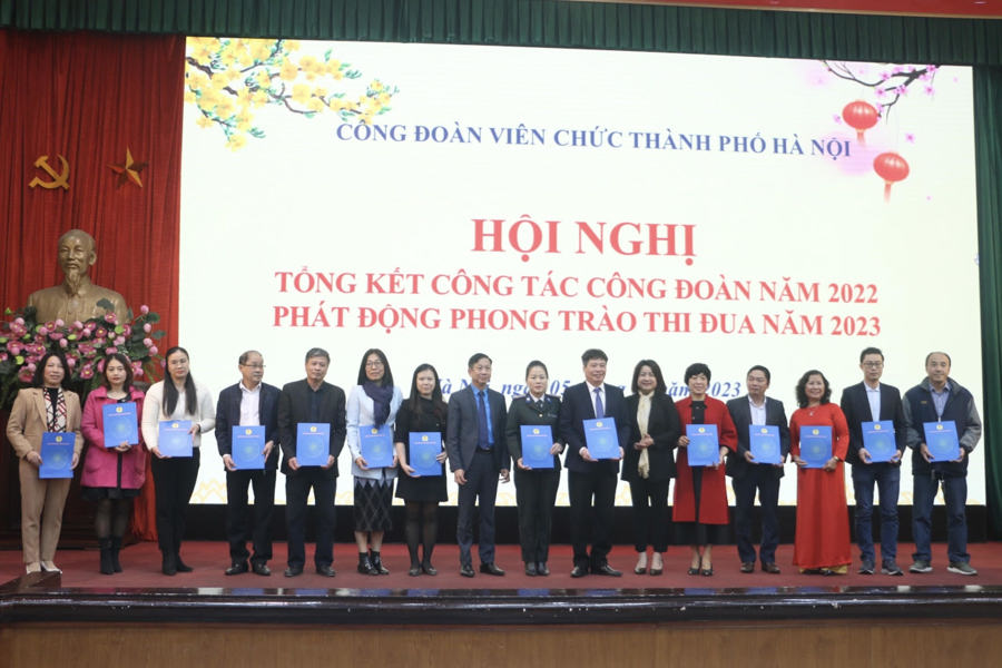 Phó Bí thư Đảng ủy Khối các cơ quan TP Hà Nội Phạm Thị Nguyên Hạnh trao hỗ trợ cho công nhân có hoàn cảnh khó khăn tại các công đoàn cơ sở.