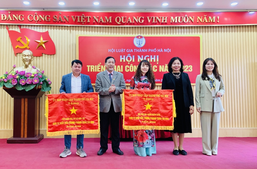 2 tập thể có thành tích xuất sắc trong hoạt động Hội năm 2022 được trao tặng Cờ “Đơn vị xuất sắc trong phong trào thi đua” của UBND TP Hà Nội