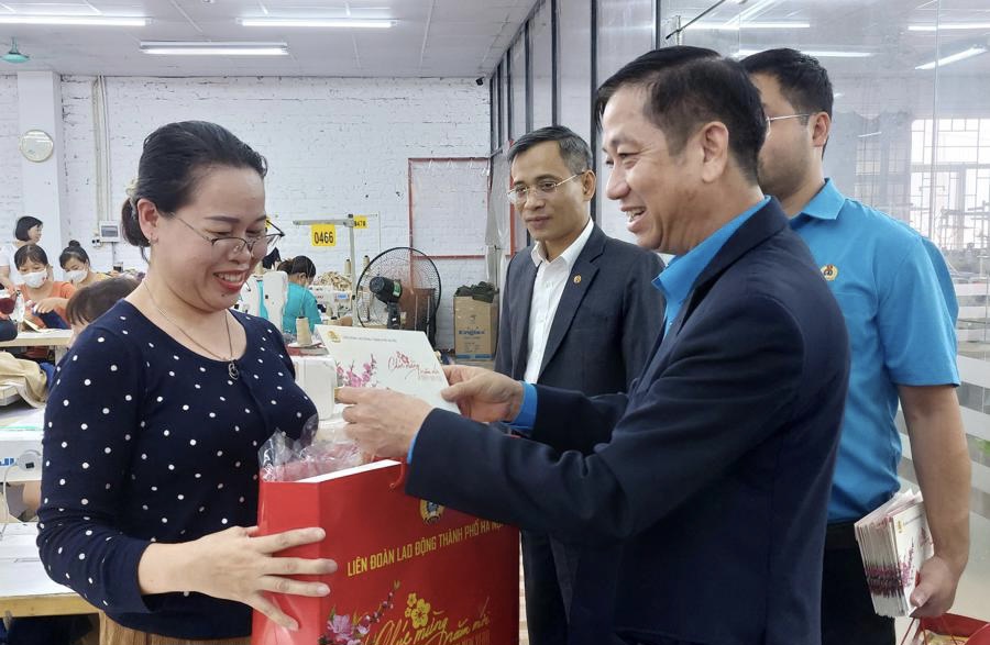 Phó Chủ tịch LĐLĐ TP Hà Nội Phạm Bá Vĩnh ặng quà, chúc Tết công nhân Công ty TNHH may mặc T-Concepts đang làm việc tại nhà máy