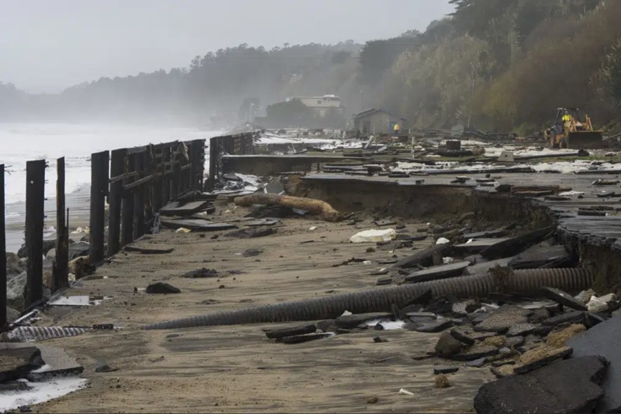 Một bãi đậu xe tại Seacliff State Beach ở Aptos, California bị hư hại do triều cường ngày 5/1/2023. Ảnh: AP
