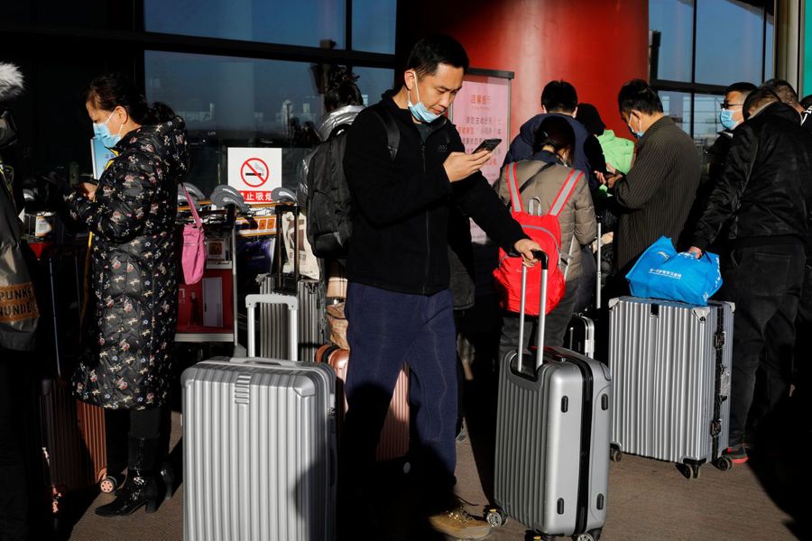 Khách du lịch tại Sân bay Quốc tế Thủ đô Bắc Kinh sau đợt bùng phát Covid-19, ngày 30/12/ 2020. Nguồn: Reuters