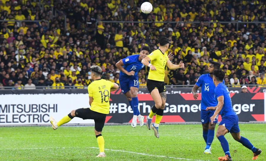 Một pha tranh bóng giữa các cầu thủ Singapore (áo xanh) và Malaysia (áo vàng) trong trận đấu giữa hai đội tại AFF Cup 2022 đầu tuần qua. Ảnh: LĐBĐ Malaysia