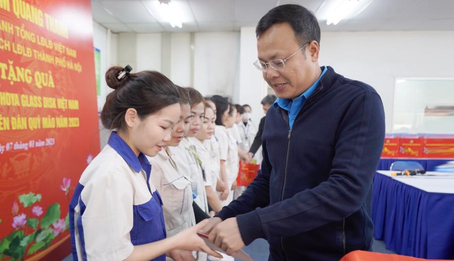 Chủ tịch LĐLĐ TP Hà Nội Phạm Quang Thanh trao quà Tết cho công nhân