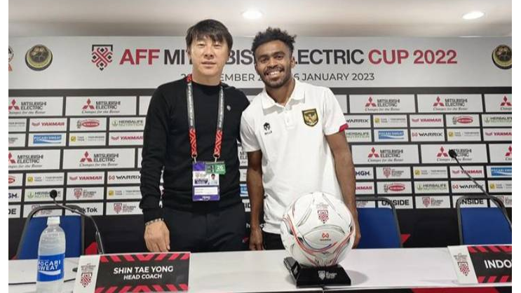 HLV Shin Tae-yong của Indonesia đã đăng video tổng hợp những tình huống phạm lỗi của Đoàn Văn Hậu trong trận bán kết lượt đi AFF Cup 2022. Ảnh AFC.