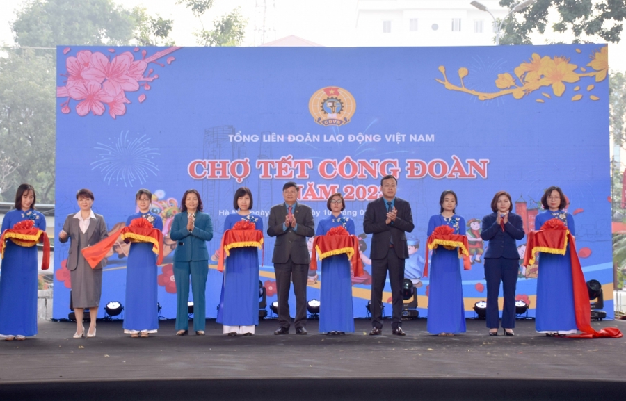 Lãnh đạo Tổng LĐLĐ Việt Nam và LĐLĐ TP Hà Nội cắt băng khai mạc "Chợ Tết Công đoàn 2023"