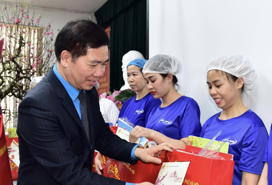 Phó Chủ tịch LĐLĐ TP Hà Nội Nguyễn Huy Khánh trao quà Tết cho công nhân lao động