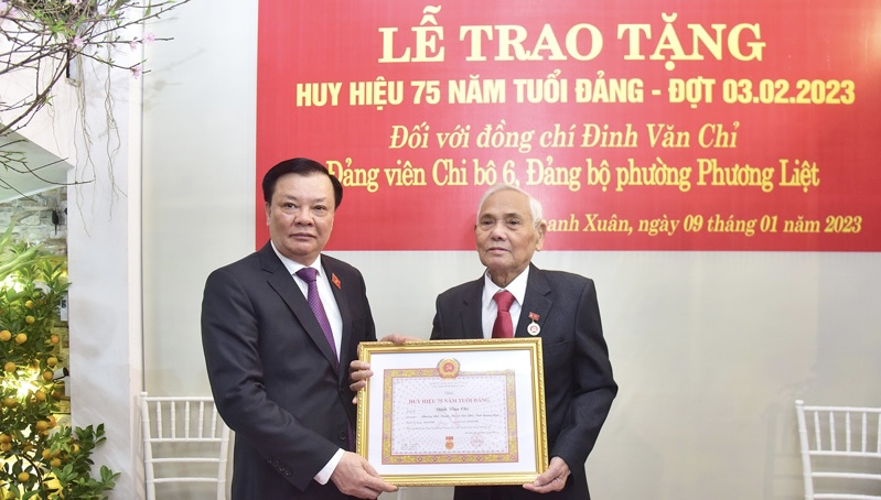 Bí thư Thành ủy Hà Nội Đinh Tiến Dũng trao Huy hiệu 75 năm tuổi Đảng cho đảng viên lão thành Đinh Văn Chỉ 