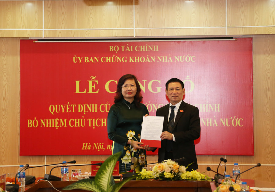 Bộ trưởng Bộ Tài chính Hồ Đức Phớc trao quyết định bổ nhiệm Chủ tịch Ủy ban Chứng khoán Nhà nước đối với bà Vũ Thị Chân Phương