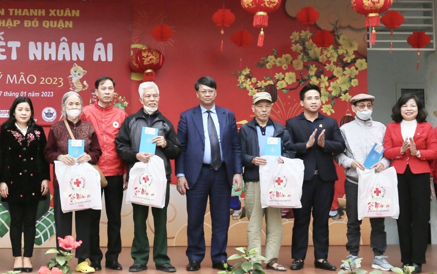 Lãnh đạo quận Thanh Xuân trao quà Tết cho các gia đình có hoàn cảnh khó khăn tại Chương trình “Tết Nhân ái”