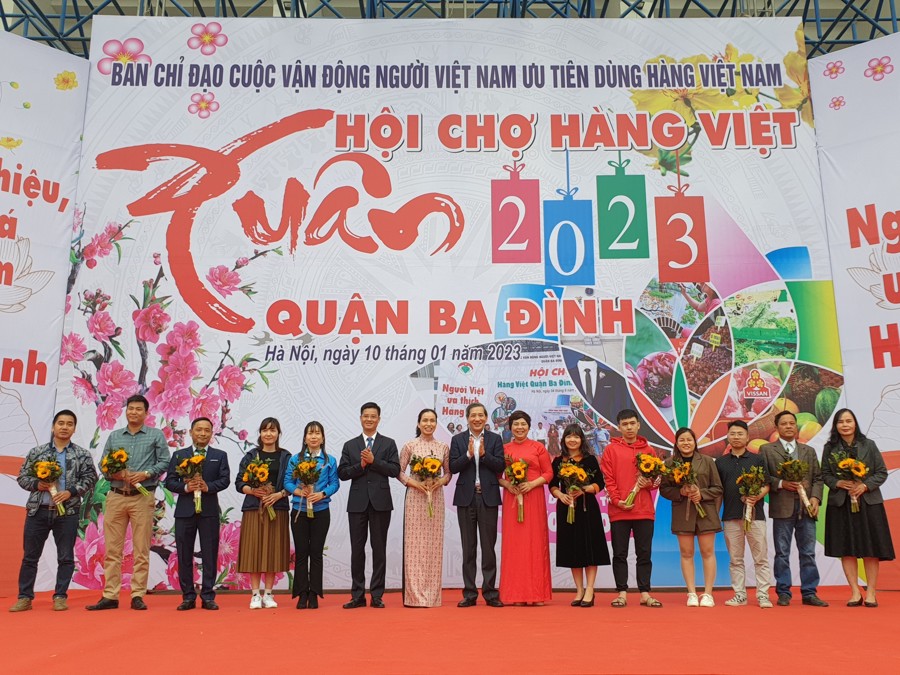 Lãnh đạo quận Ba Đình tặng hoa lưu niệm cho các đơn vị, doanh nghiệp tham gia hội ng