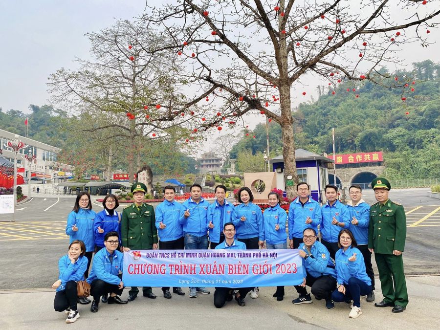 Chương trình thăm, tặng quà tại các đồn biên phòng tỉnh Lạng Sơn của Tuổi trẻ Hoàng Mai. Ảnh HM