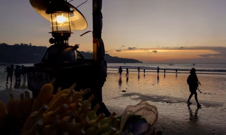 Một bãi biển trong hoàng hôn ở Bali, Indonesia. Nguồn: Reuters