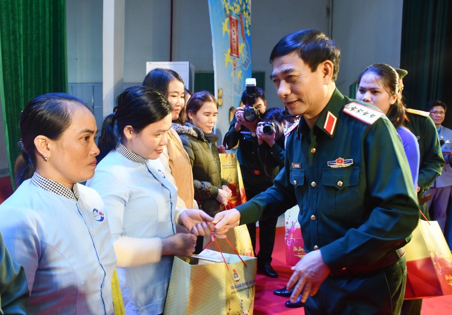 Đại tướng Phan Văn Giang- Uỷ viên Bộ Chính trị, Phó Bí thư Quân ủy Trung ương, Bộ trưởng Bộ Quốc phòng trao quà cho gia đình chính sách ở Quảng Ngãi.