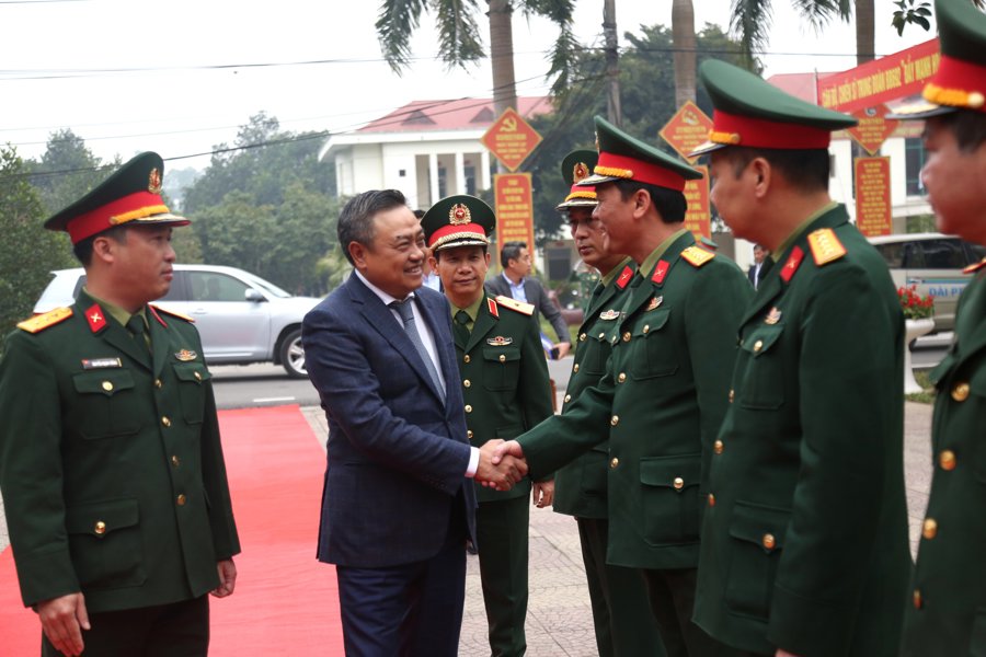 Chủ tịch UBND TP Hà Nội thăm, chúc mừng lãnh đạo, cán bộ tại Trung đoàn Bộ binh 692. 
