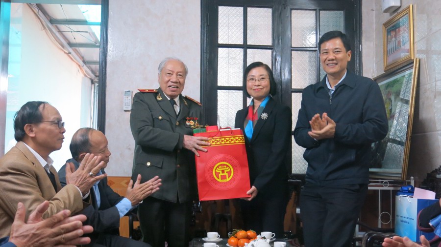 Phó trưởng đoàn chuyên trách Đoàn ĐB Quốc hội TP Phạm Thị Thanh Mai thăm, tặng quà Tết tại gia đình Thiếu tướng, Anh hùng Lực lượng vũ trang Nhân dân Phan Văn Lai.