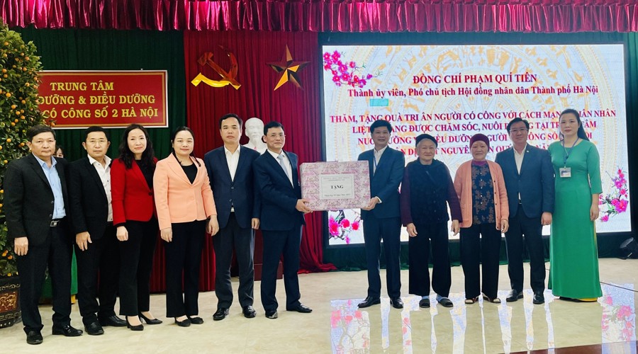 Phó Chủ tịch HĐND TP Hà Nội Phạm Quí Tiên thăm, tặng quà tri ân người có công với cách mạng, thân nhân liệt sĩ