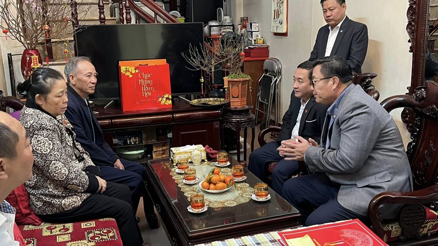 Bí thư Quận ủy, Chủ tịch HĐND quận Hoàng Mai Nguyễn Quang Hiếu thăm các gia đình chính sách. Ảnh HM
