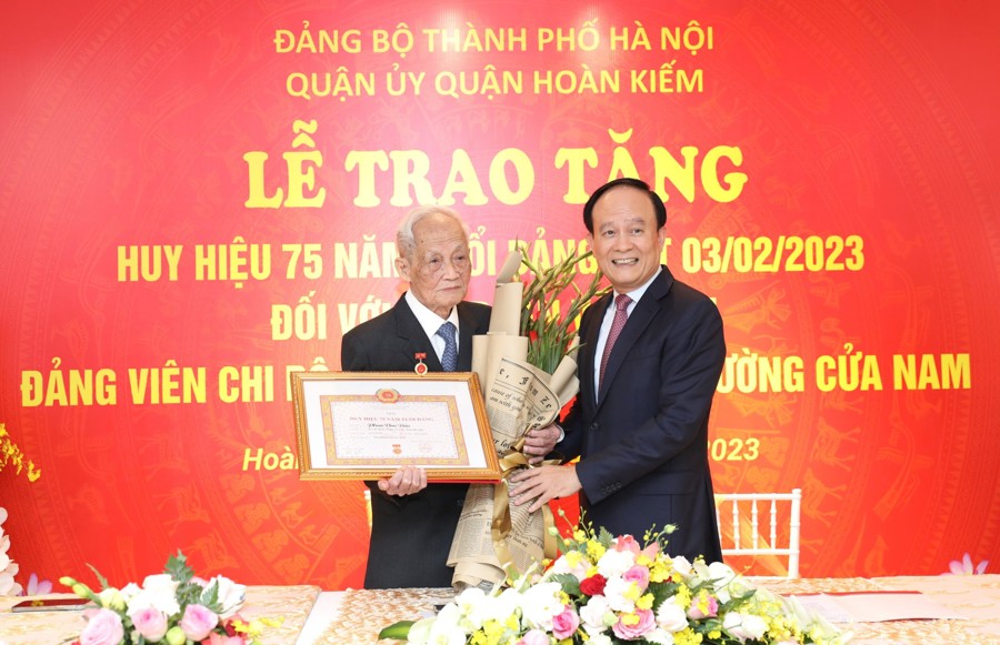 Phó Bí thư Thành ủy, Chủ tịch HĐND TP Nguyễn Ngọc Tuấn trao Huy hiệu 75 năm tuổi Đảng cho đảng viên Phan Văn Dần. 
