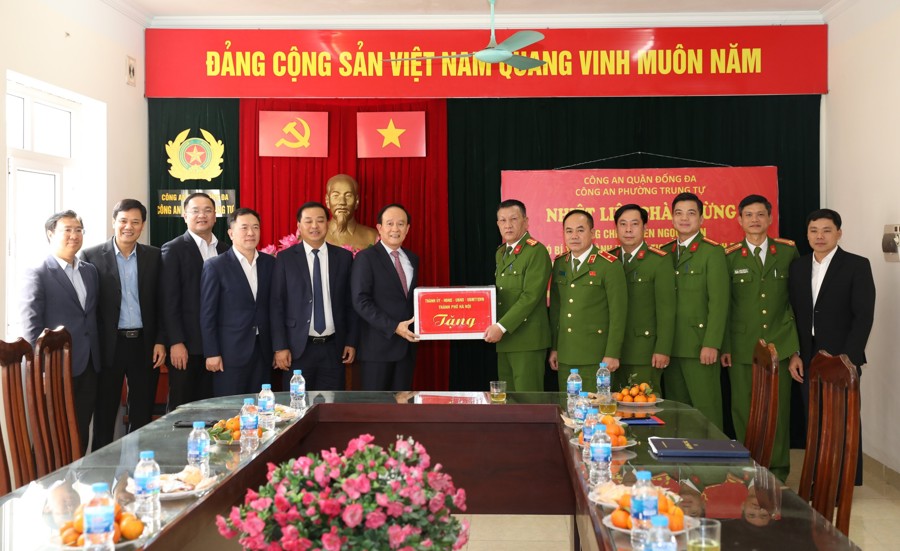 Phó Bí thư Thành ủy, Chủ tịch HĐND TP Hà Nội Nguyễn Ngọc Tuấn thăm, tặng quà cán bộ, chiến sỹ tại Công an phường Trung Tự. 