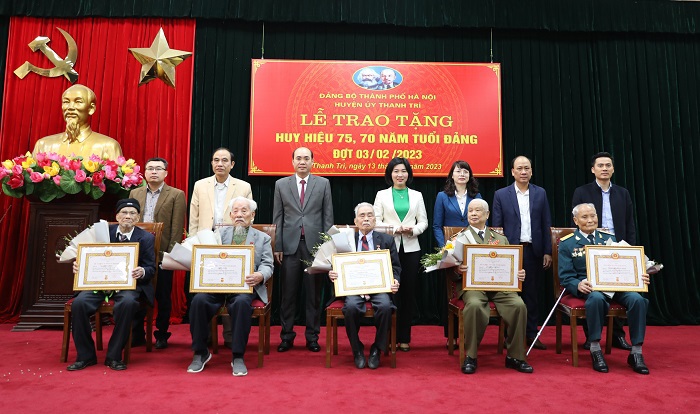 Lãnh đạo TP  và huyện Thanh Trì chụp ảnh lưu niệm với các đảng viên được nhận Huy hiệu 75 năm và 70 năm tuổi Đảng
