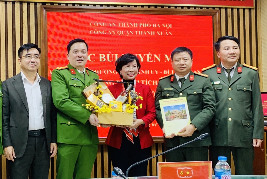Bí thư Quận uỷ Thanh Xuân Bùi Huyền Mai thăm, chúc Tết các cán bộ, chiến sỹ Công an quận Thanh Xuân 