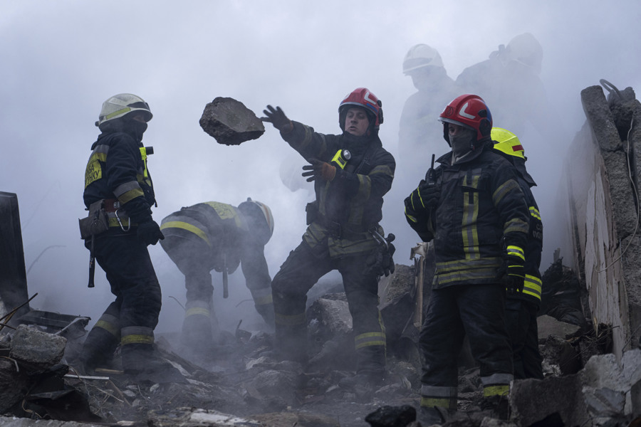Nhân viên cứu hộ dọn đống đổ nát từ một tòa nhà chung cư đã bị phá hủy bởi cuộc tấn công bằng tên lửa của Nga vào một khu dân cư ở thành phố Dnipro, đông nam Ukraine ngày 15 tháng 1 năm 2023.