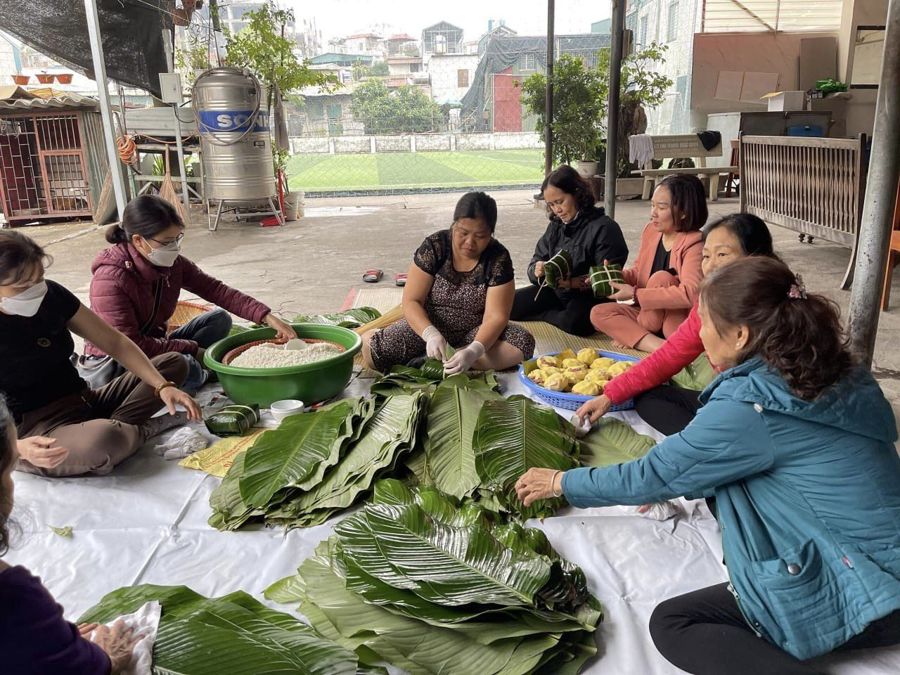 Chương trình “Bánh chưng xanh gửi yêu thương ngày Tết” được các mẹ, các chị Hội LHPN quận Hoàng Mai đảm nhận. Ảnh TA