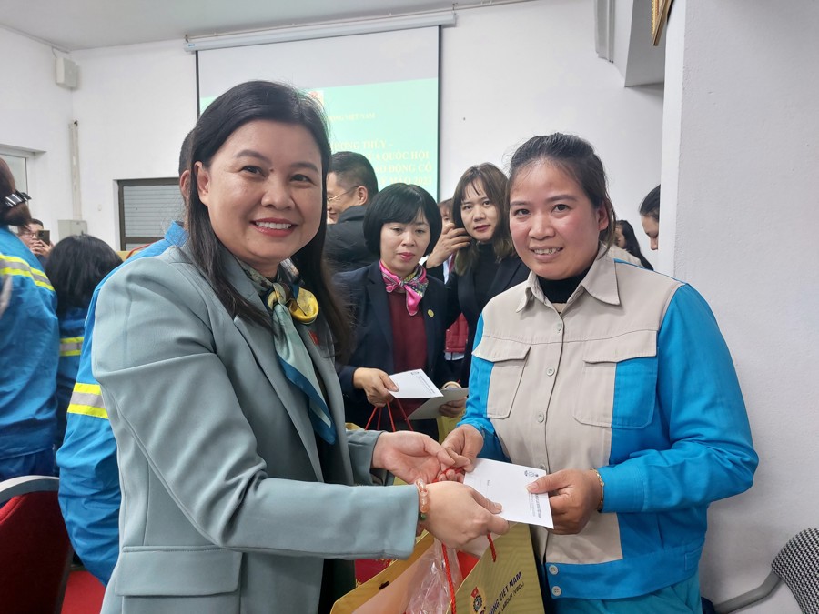 Phó Chủ nhiệm Ủy ban Pháp luật của Quốc hội Nguyễn Phương Thủy tặng quà cho công nhân công ty URENCO 