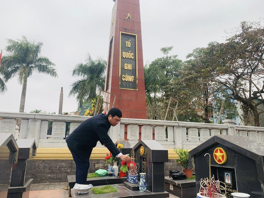 Quận Hoàng Mai tổ chức lễ dâng hương các Anh hùng liệt sĩ tại Đài tưởng niệm nghĩa trang liệt sĩ Ngọc Hồi
