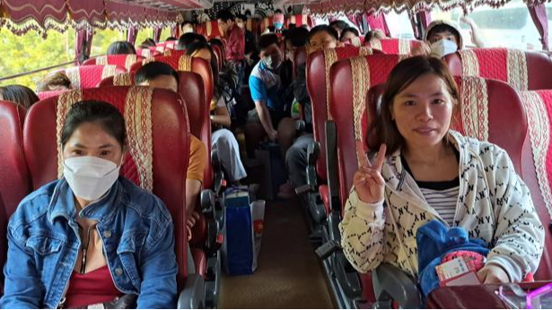 Nữ công nhân về quê ở Quảng Ngãi tỏ rõ niềm vui khi được về nhà đón Tết Nguyên đán 2023 trên "Chuyến xe mùa Xuân"- Ảnh: Tân Tiến.