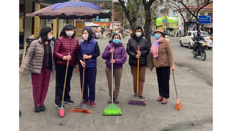 Sáng 30 Tết, Hội LHPN quận Hoàng Mai đã triển khai nhiều hoạt động trang trí cây xanh, vệ sinh môi trường. Ảnh AT