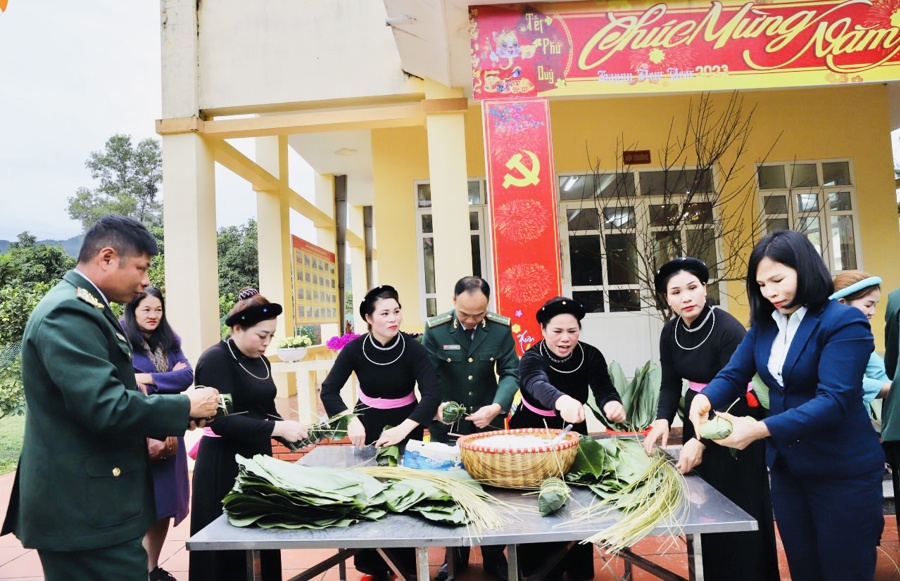 Cán bộ, chiến sĩ Đồn Biên phòng Cửa khẩu Hoành Mô (huyện Bình Liêu, tỉnh Quảng Ninh) tổ chức gói bánh chưng
