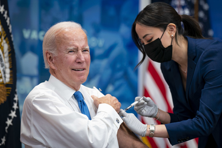 Tổng thống Mỹ Joe Biden được tiêm liều vaccine Covid-19 tăng cường nhắm vào các biến thể phụ Omicron BA.4/BA.5 tại Tòa nhà Văn phòng Điều hành Eisenhower ở thủ đô Washington, tháng 10/2022. Ảnh: Bloomberg