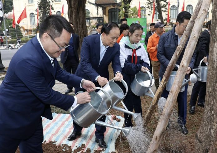 Chủ tịch HĐND TP Hà Nội Nguyễn Ngọc Tuấn cùng lãnh đạo quận Hoàn Kiếm tham dự Tết trồng cây, sáng mùng 6 Tết Quý Mão.