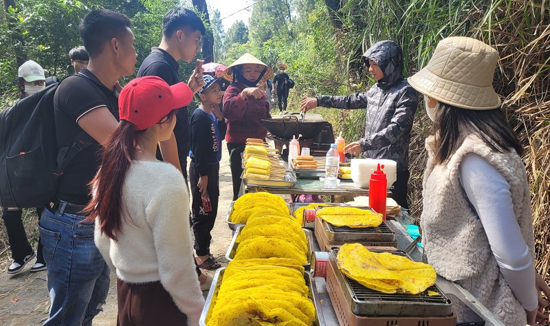 Nhiều người dân, du khách lựa chọn thức ăn nhanh tại các điểm du lịch ở tỉnh Hà Tĩnh