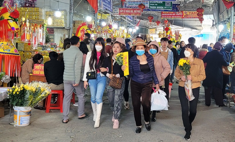 Người dân, du khách thập phương nô nức hành hương về đền Chợ Củi ở xã Xuân Hồng, huyện Nghi Xuân dịp đầu Xuân mới Qúy Mão