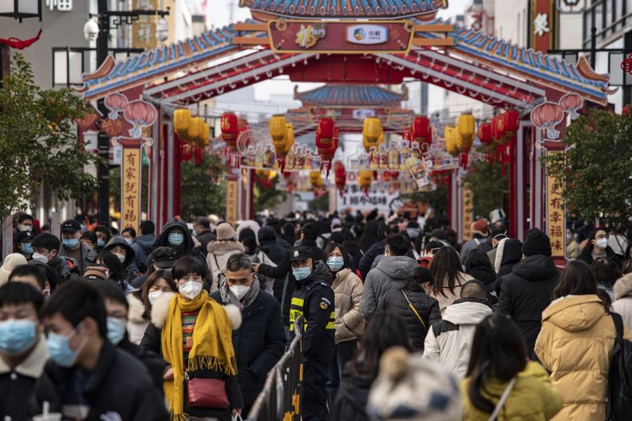 Trên một con phố mùa sắm ở Tô Châu, Trung Quốc dịp Tết Nguyên đán. Ảnh: Bloomberg