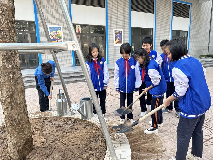 Học sinh trường THCS Thành Công trồng cây hưởng ứng lễ phát động.