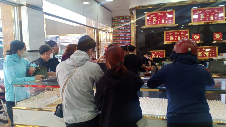 Lúc 12 giờ trưa nhiều người đến tiệm vàng mua sắm, tại các tiệm vàng ở TP Biên Hòa.