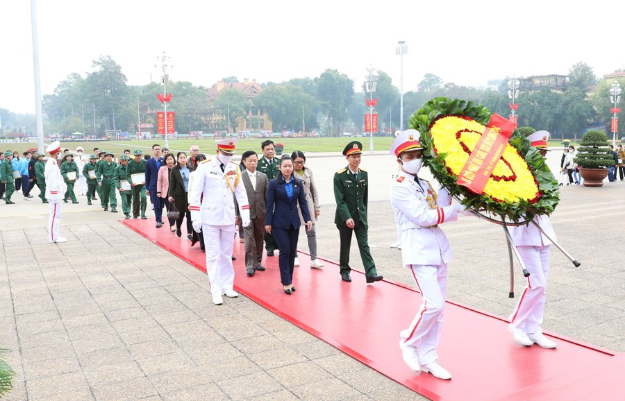 112 tân binh quận Hoàng Mai tham gia Lễ báo công dâng Bác. Ảnh HM