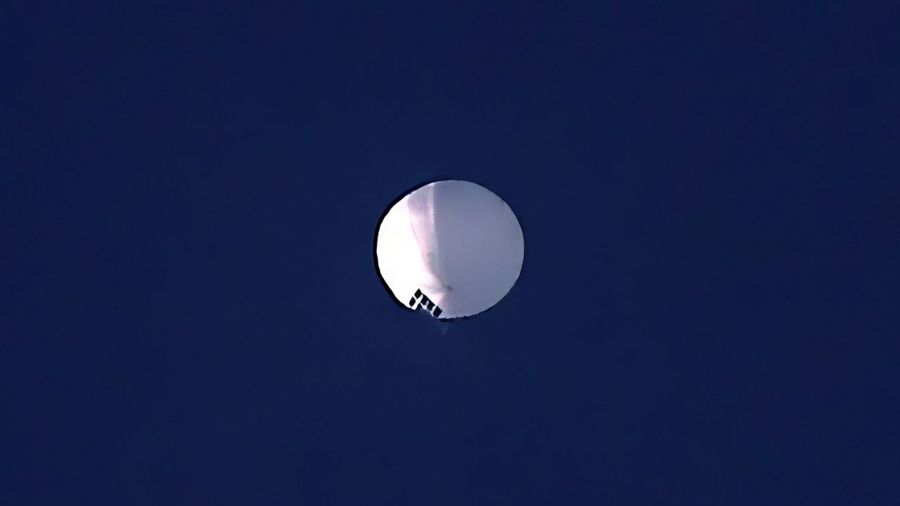 Hình ảnh khinh khí cầu tầm cao bị nghi ngờ là của Trung Quốc trôi nổi trên bầu trời Billings, Montana, Mỹ, hôm 1/2. Ảnh: AP