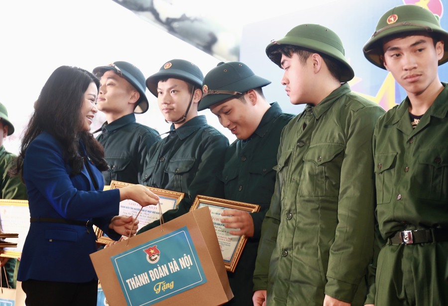 Bí thư Thành đoàn Chu Hồng Minh trao giấy chứng nhận, quà tặng các thanh niên tình nguyện nhập ngũ của Thủ đô.